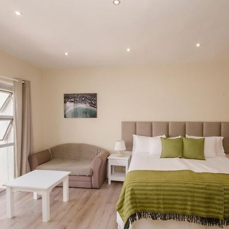 Small Bay Guest House 布鲁堡史特兰 外观 照片